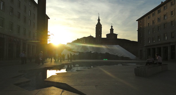 Zaragoza Y la Plaza de las Catedrales monumento a América en plaza del pilar de zaragoza