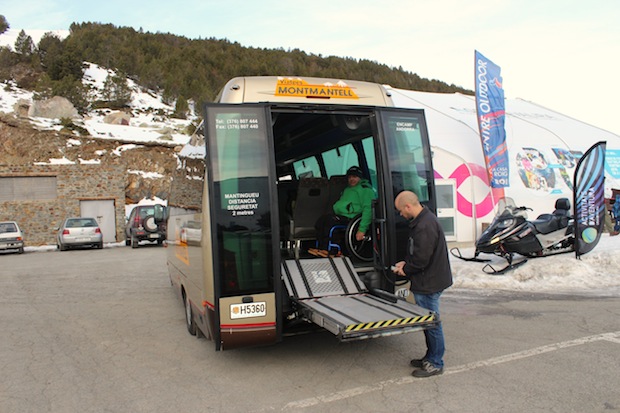 viajero con silla de ruedas usando plataforma autobús adaptado