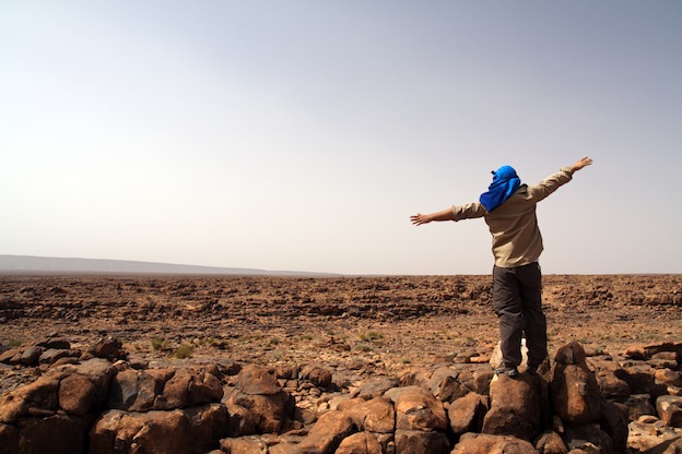 desierto de piedra del sahara con un viajero de espectador