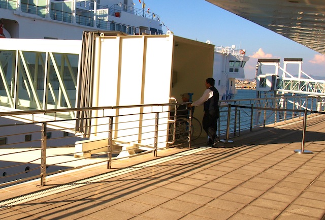 pasajero en silla de ruedas entrando a un crucero por entrada accesible