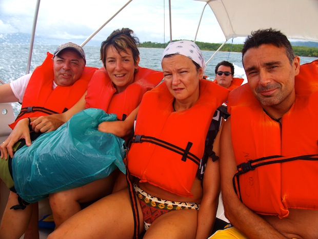 4 pasajeros con chaleco salvavidas disfrutando de navegación en alta mar