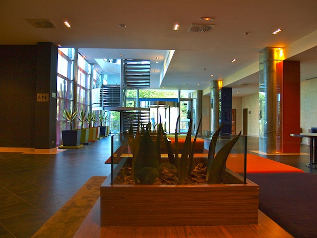 hall del hotel con plantas decorativas y gran luminosidad