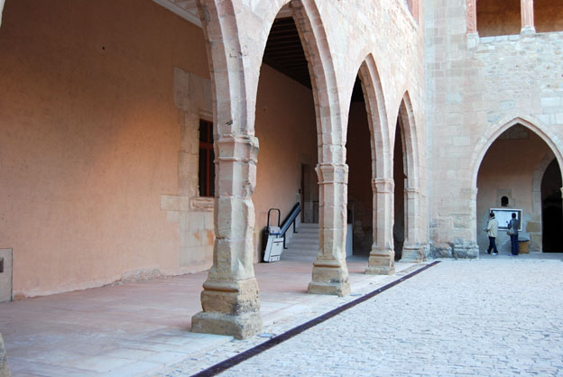 claustro interior con plataforma sube escaleras al fondo