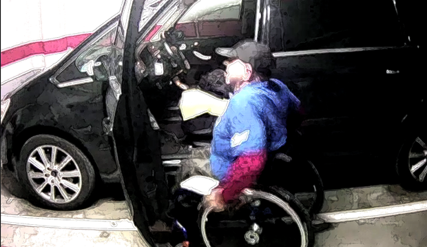una persona bajando de un coche a su silla de ruedas