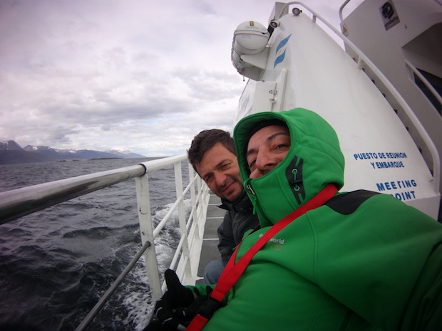 navegando por el canal beagle en un catamarán acdesible