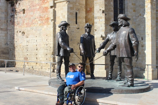 junto al monumento a los mosqueteros en condom