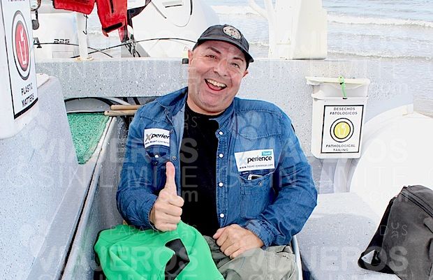 miguel nonay posando en barco 