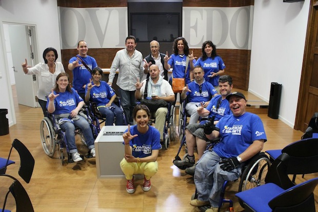 grupo de bloggers en un experience trip sobre silla de ruedas