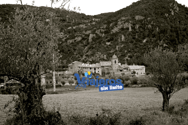 vista del pueblo desde los olivos, en blanco y negro