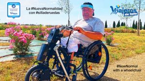 Miguel con la silla de ruedas y handbike posando con pantalla facial