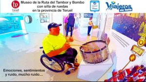 Miguel tocando el tambor en el museo con su silla de ruedas