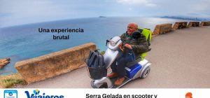 Miguel en scooter eléctrico por Serra Gelada al atardecer, se ve el mar