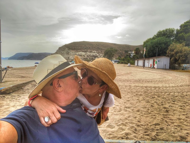 Miguel y Eva se besan al atardecer en Playa Amarga