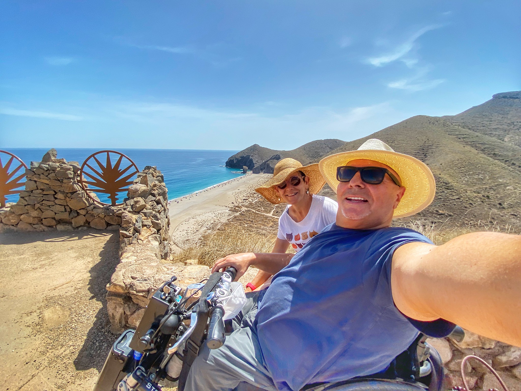 Miguel con su silla de ruedas y con Eva en el Mirador de Punta de los Muertos