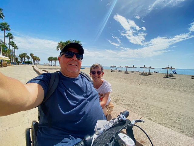 Miguel con su silla de ruedas y con Eva en el paseo Marítimo de Carboneras