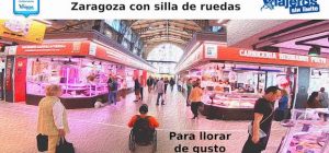Miguel recorriendo con su silla de ruedas el mercado central de Zaragoza
