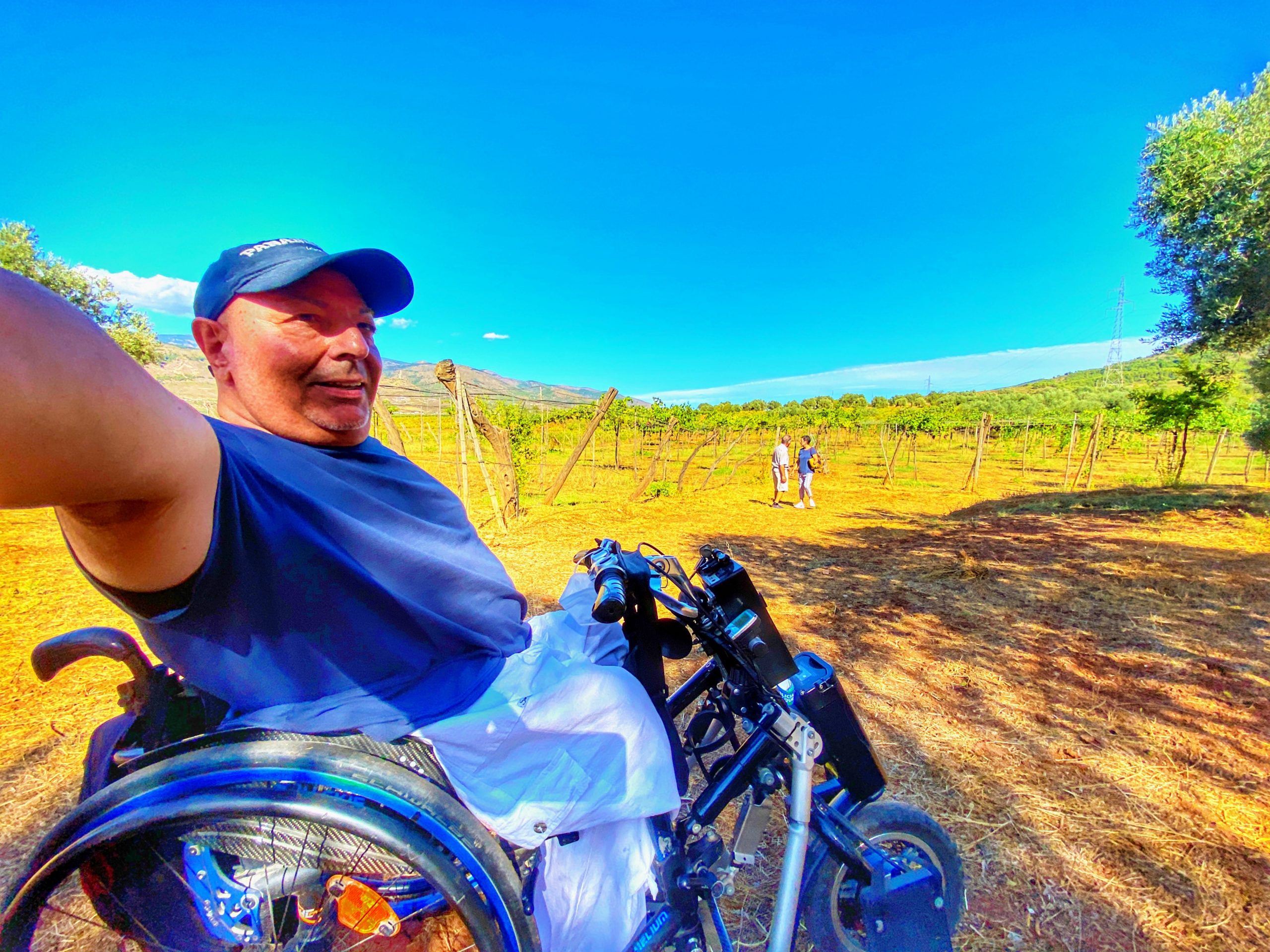 Miguel con su silla de ruedas en uno de los viñedos ecológicos