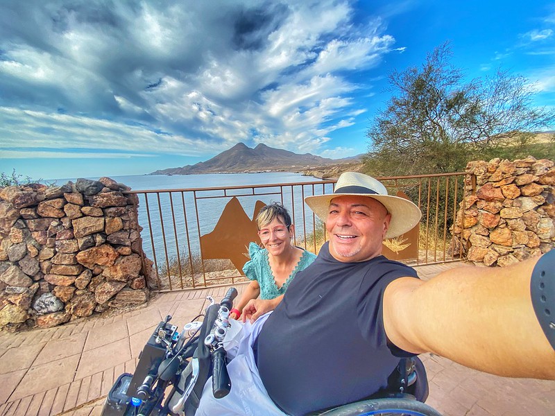 Miguel en su silla de ruedas, con Eva en el mirador de la Isleta del Moro