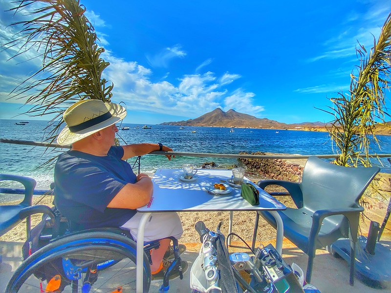 Miguel en primer plano disfrutando en la terracita de la pensión La Isleta