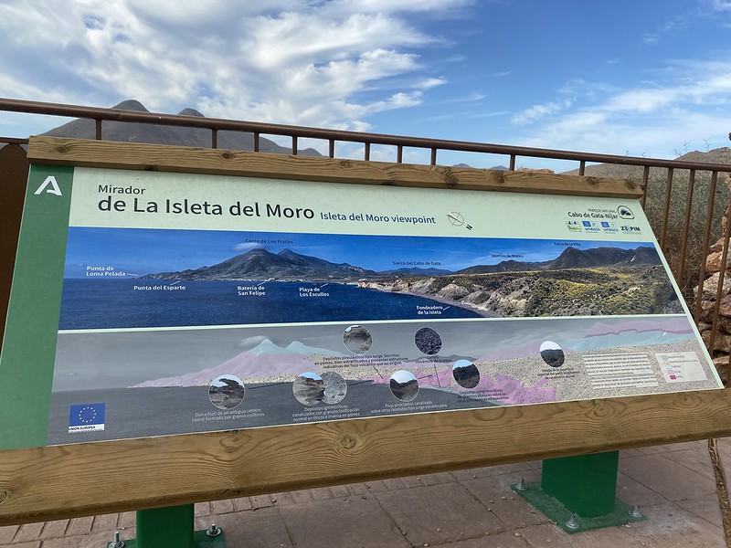 Cartel indicador de cada formación rocosa en el mirador de la Isleta del Moro