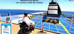 Miguel asomado en una de las terrazas del ferry de Baleària