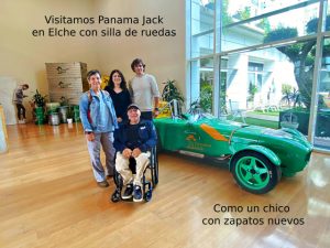 Miguel y Eva posando con el equipo de Panama Jack con una maqueta de un coche de época
