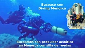 Miguel con el propulsor acuático buceando y posando en el centro de buceo Diving Menorca
