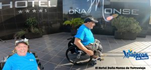 Miguel con su silla de ruedas accediendo al hotel Doña Monse