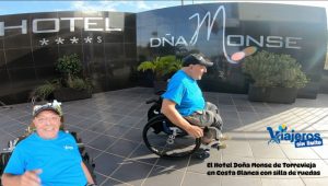 Miguel con su silla de ruedas accediendo al hotel Doña Monse