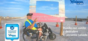 Miguel con su silla de ruedas en el cartel de las Salinas de Torrevieja