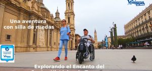 Eva y Miguel con su silla de ruedas paseando por la Plaza del Pilar