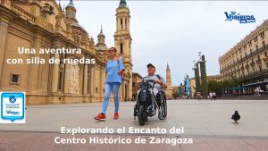Eva y Miguel con su silla de ruedas paseando por la Plaza del Pilar