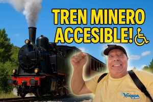 Tren minero accesible en Utrillas circulando con paisaje y cielo azul y Miguel Nonay en primer plano
