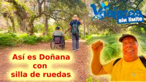 Miguel y Eva, de espaldas Explorando Doñana en silla de ruedas, entre senderos y naturaleza accesible