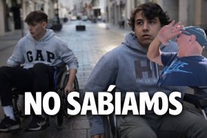 Alumnos de turismo viviendo una experiencia de turismo accesible en silla de ruedas por la ciudad