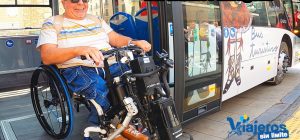 Miguel Nonay accediendo al Bus Turístico adaptado de Zaragoza