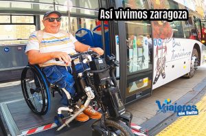 Miguel Nonay accediendo al Bus Turístico adaptado de Zaragoza