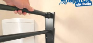 Barra abatible integrada en un baño accesible con diseño discreto y funcional