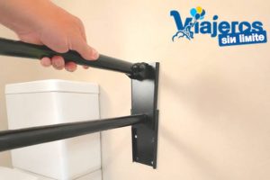 Barra abatible integrada en un baño accesible con diseño discreto y funcional