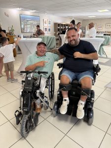 Miguel Nonay junto a Tony Moggio durante la recepción organizada por Hérault Tourisme en Colombiers tras completar su reto en handbike.