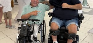 Miguel Nonay junto a Tony Moggio durante la recepción organizada por Hérault Tourisme en Colombiers tras completar su reto en handbike.