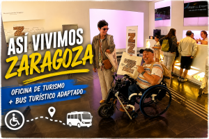 Miguel Nonay en la Oficina de Turismo de Zaragoza mostrando los recursos de accesibilidad para planificar una visita a la ciudad.