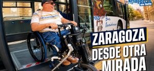 Miguel Nonay sonríe después de recorrer Zaragoza en el Bus Turístico con su silla de ruedas