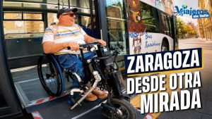 Miguel Nonay sonríe después de recorrer Zaragoza en el Bus Turístico con su silla de ruedas