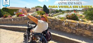 Miguel Nonay recorriendo Narbonne-Côte du Midi en silla de ruedas junto al canal